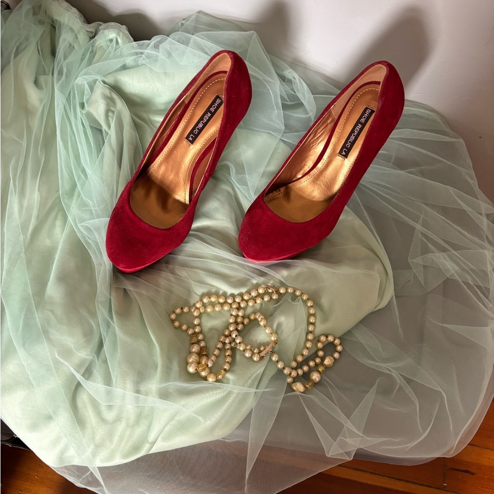 Red platform suede high heeled shoes size 7